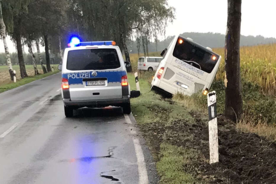 Der Reisbus blieb im Straßengraben liegen.
