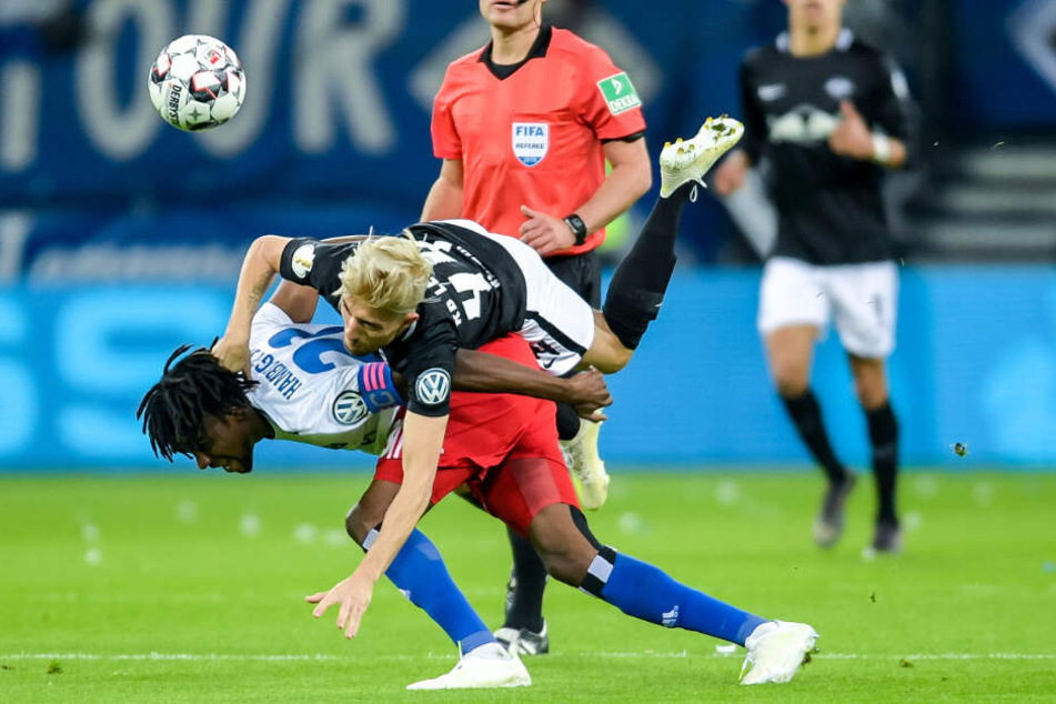 Gideon Jung kann von Kevin Kampl nur durch ein Foul gestoppt werden.