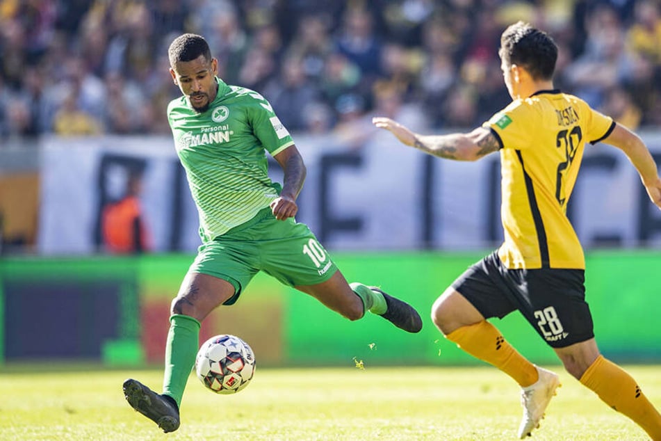 Dynamos Baris Atik (r.) kann sich morgen wieder mit Fürths Daniel Keita-Ruel messen. Im Hinspiel erzielte Keita-Ruel den 1:0-Siegtreffer für die Kleeblätter.