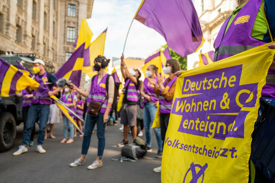 Die Bürgerinitiative "Deutsche Wohnen & Co. enteignen" hat in den vergangenen vier Monaten nach eigenen Angaben von Freitag 349.658 Unterschriften gesammelt.