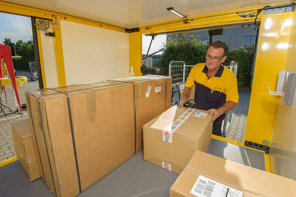 Paket-Zusteller Robert Biedenkapp (51) freut sich über den Platz: Bis zu 650
Kilogramm kann der „StreetScooter“ laden.