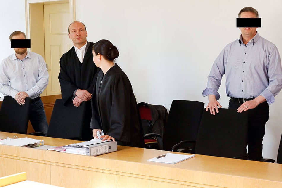 Alexander B. (40, l.) und Thomas G. (44) sind wegen Betrugs angeklagt.