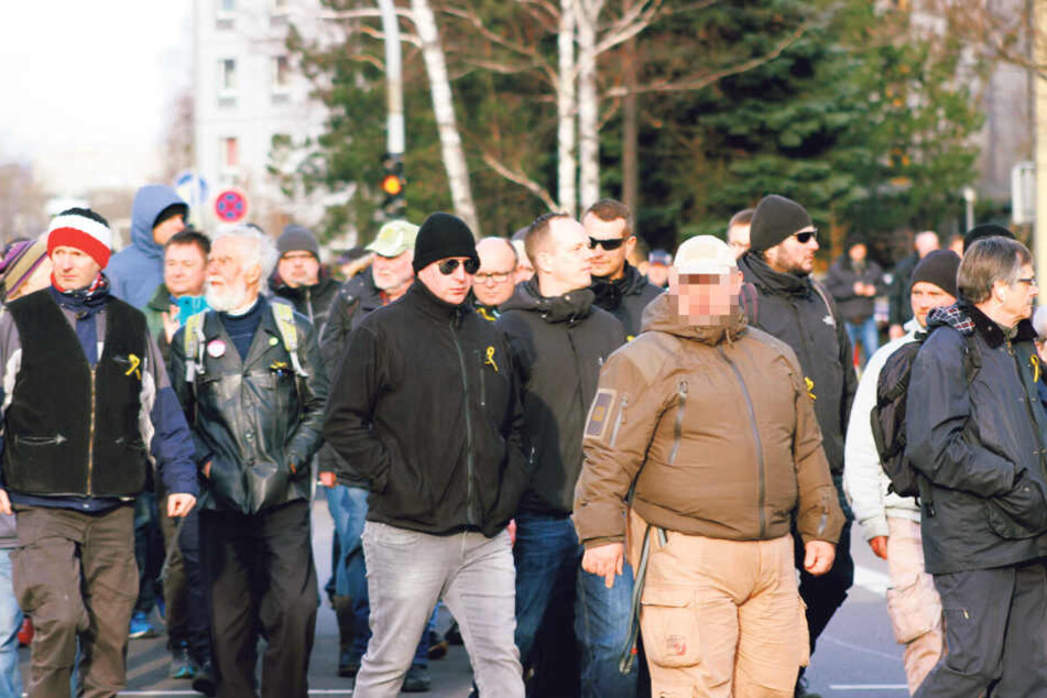 Ein Mitglied der Dresdner AfD lief wie selbstverständlich bei der Neonazi-Demo am 15. Februar mit.