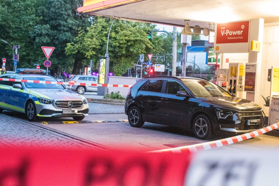 An der Tankstelle gegenüber des Dammtorbahnhofs stellte die Polizei eine fehlende Dienstwaffe fest.