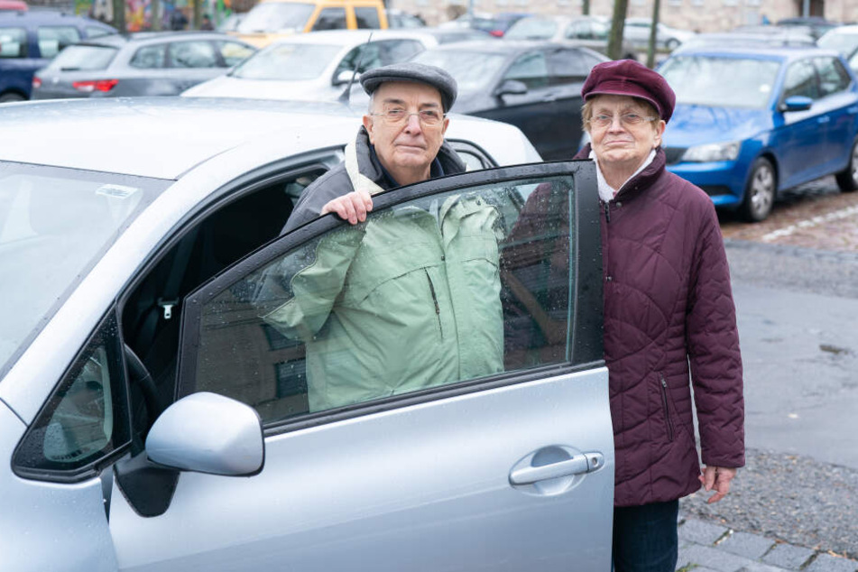 Margarete (79) und Siegfried Petzold (83) ärgern sich über den Wegfall der Parkplätze.