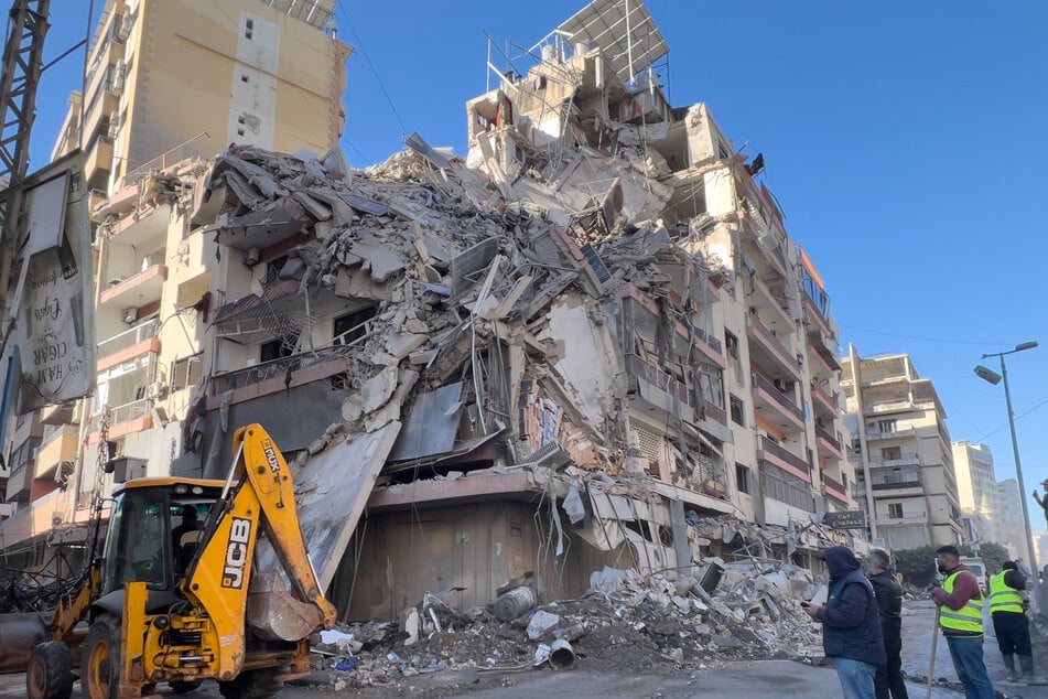Ein Bulldozer beseitigt die Trümmer eines zerstörten Gebäudes, das von einem israelischen Luftangriff in Dahiyeh, einem südlichen Vorort von Beirut,getroffen wurde.