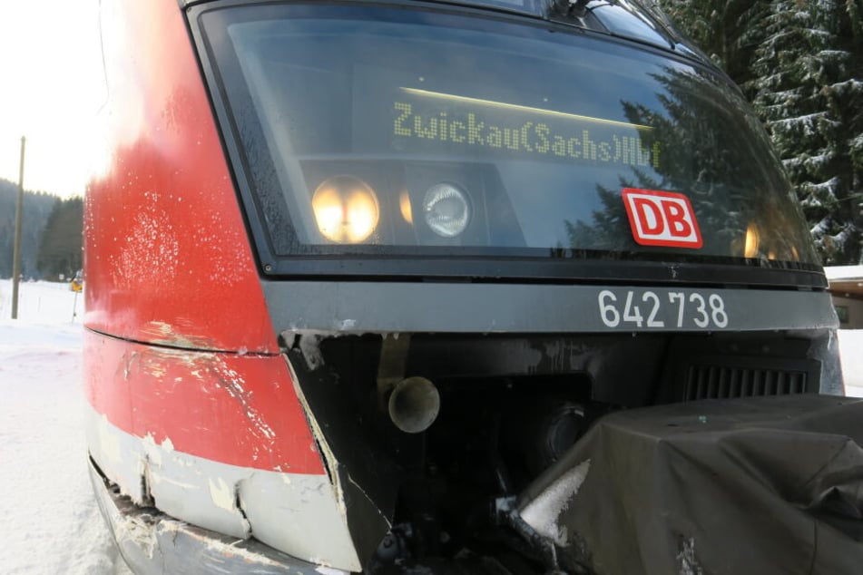 Die Unfallspuren sind auch an der Bahn deutlich zu erkennen.