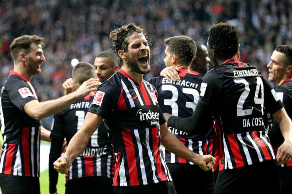 Goncalo Paciencia (Mi.) hat allen Grund zum Jubeln. Hier erzielte er gerade den 5:1-Endstand der Eintracht gegen den FC Bayern.