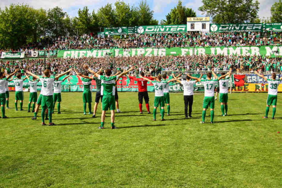 Nach dem nächsten großen Schritt in Richtung Aufstieg feierten Mannschaft und Fans eindrucksvoll.