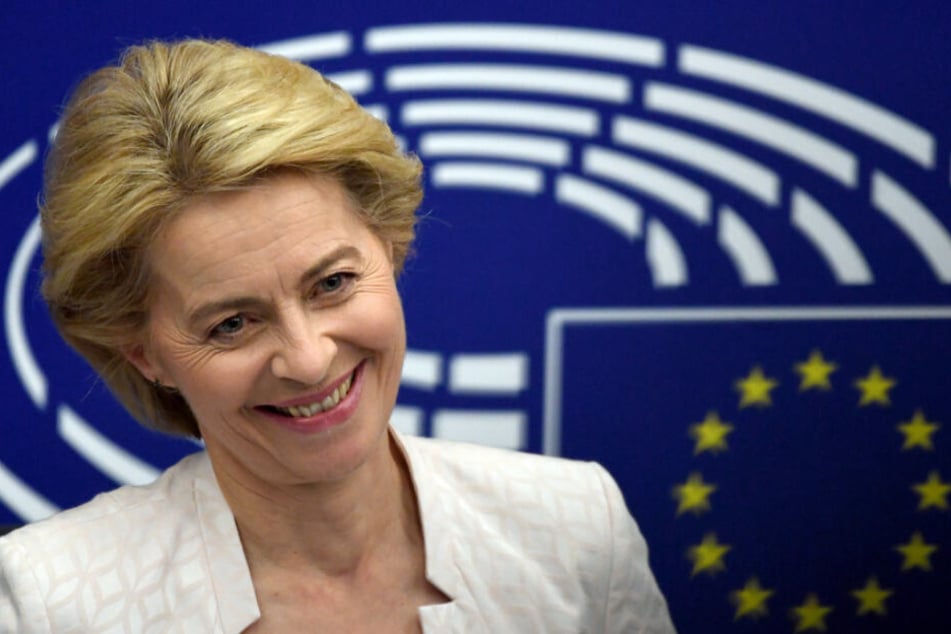 Ursula von der Leyen lacht bei einer Pressekonferenz nach der Bekanntgabe derWahlergebnisse im Plenarsaal.