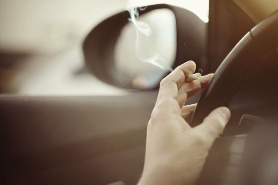 Rauchen im Auto soll unter Umständen verboten werden.