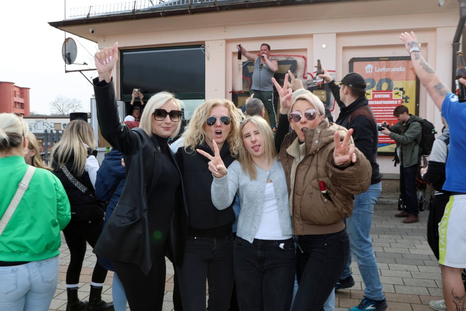 Im nächsten Jahr soll es bereits den nächsten Huschhallen-Song geben. Wir sind gespannt.