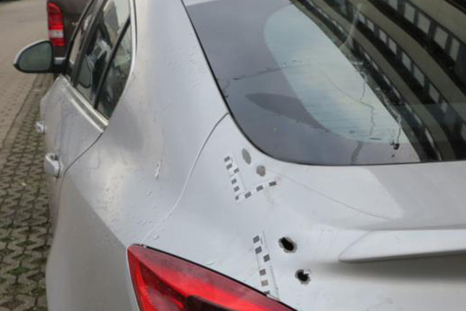 Einschusslöcher an dem Opel.