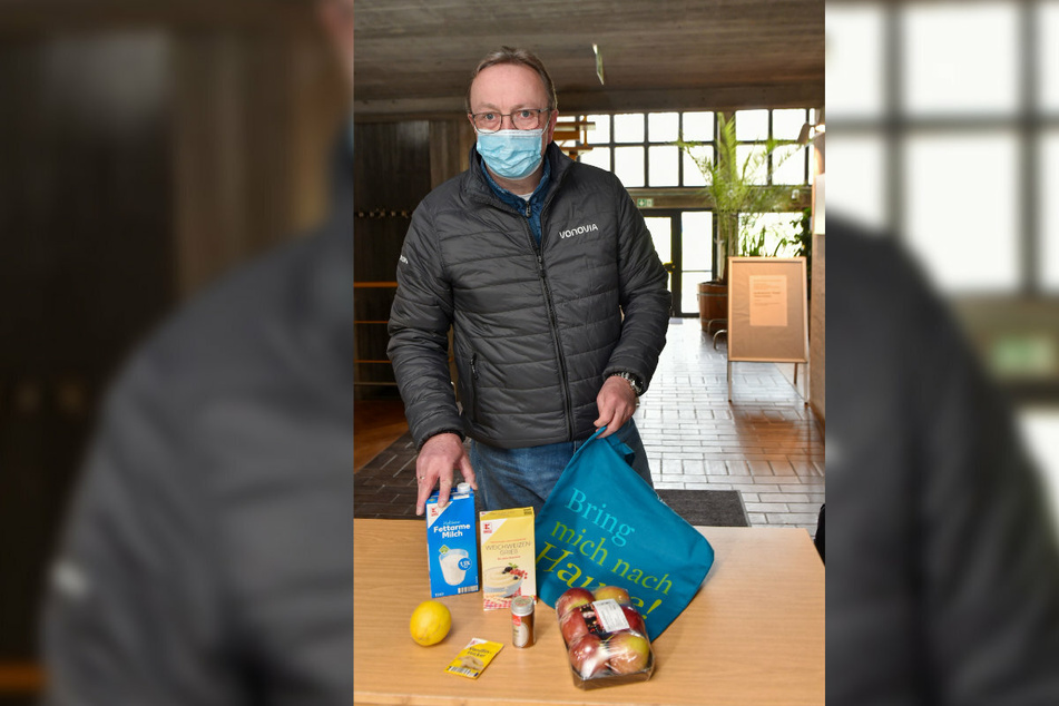 Vonovia-Bewirtschafter Jörg Kempe (53) zeigt, welche Zutaten im Kochbeutel drin sind.