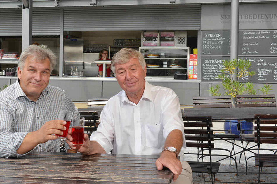 Gastro-Geschäftsführer Michael Grabowski (55, l.) stößt mit Fördervereins-Vorstand Eberhard Reißmann (77) vor dem neuen Ausschank an.