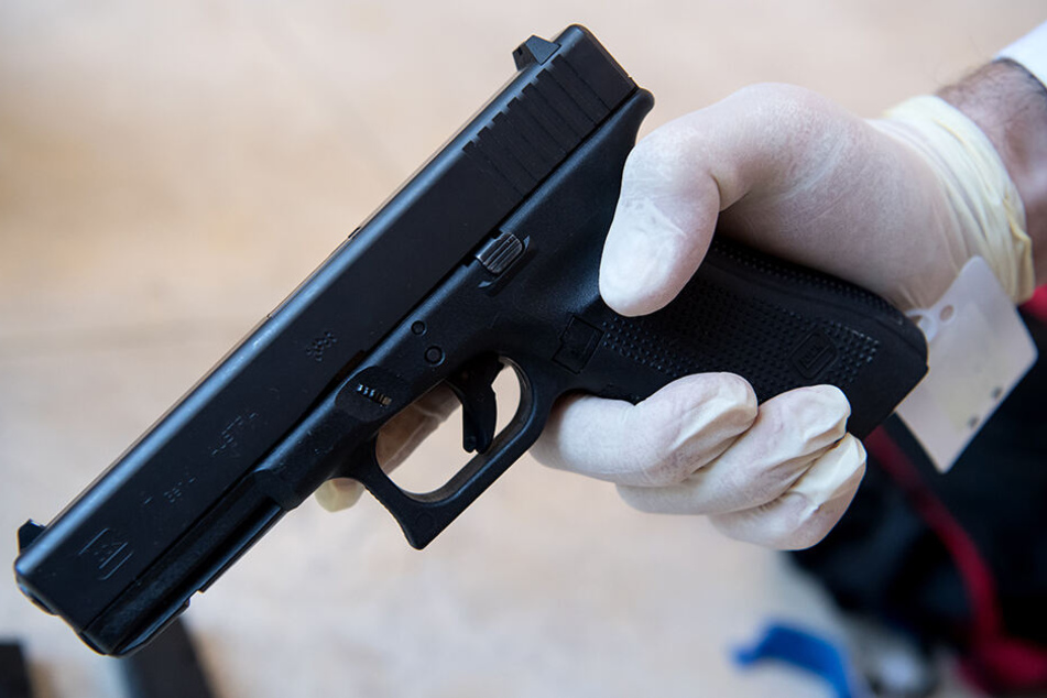 Spezialkräfte des Landeskriminalamtes Sachsen haben in den Räumlichkeiten eines Mannes aus Zschopau mehrere Waffen gefunden, darunter eine halbautomatische Pistole vom Typ "Glock17".
