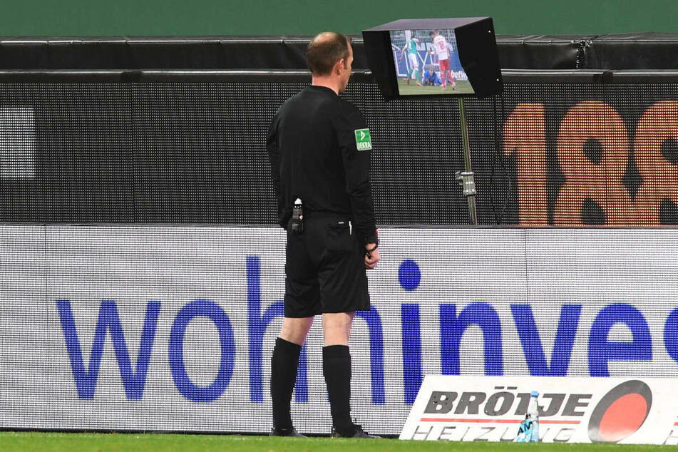 Schiedsrichter Marco Fritz nimmt nach dem Videostudium Werders Tor zum 1:1 zurück - eine Entscheidung, die im Nachhinein für große Diskussionen sorgen könnte.