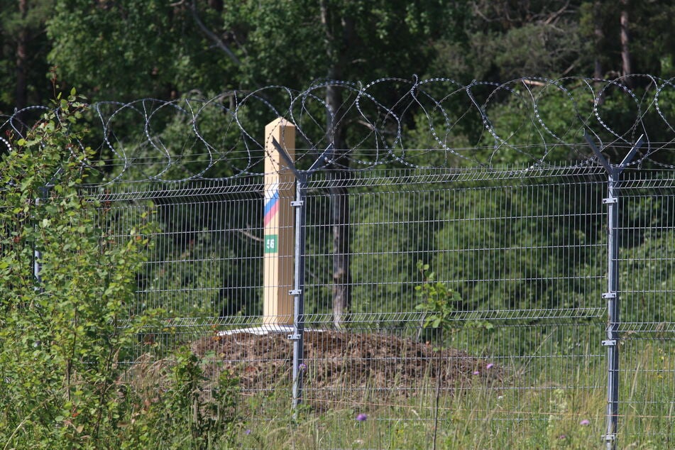 Ein Grenzpfahl an der Grenze zu der Russland gehörenden Exklave Kaliningrad.