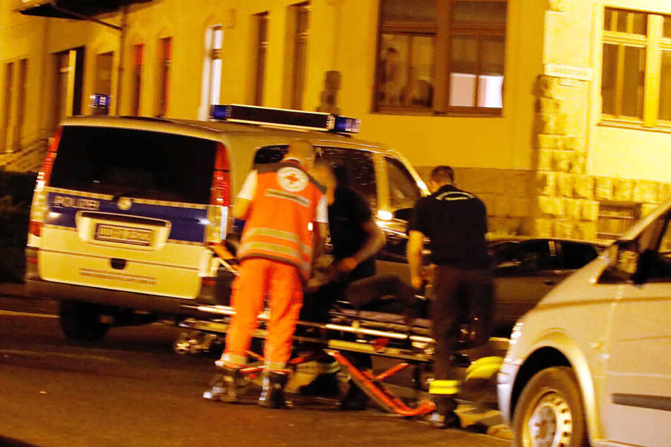 Ein Mann wurde verletzt ins Krankenhaus gebracht.