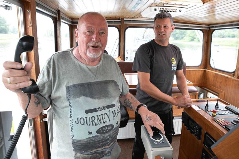 Kapitän Kees De Snoo (46, r.) und Lotse Horst Duggen (78) überwachen die Baggerarbeiten von der Brücke des Schiffes Theodorus aus.