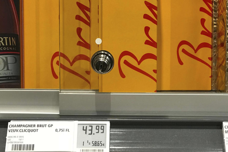 Sicher verschlossen: im Rewe in der Enderstraße stehen die hochpreisige Spirituosen jetzt in einer Glasvitrine.