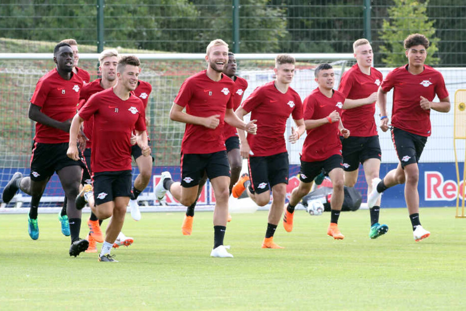 Mit insgesamt sieben Spielern aus der Jugend trainierten die RB-Spieler am Montag erstmals gemeinsam am Cottaweg.