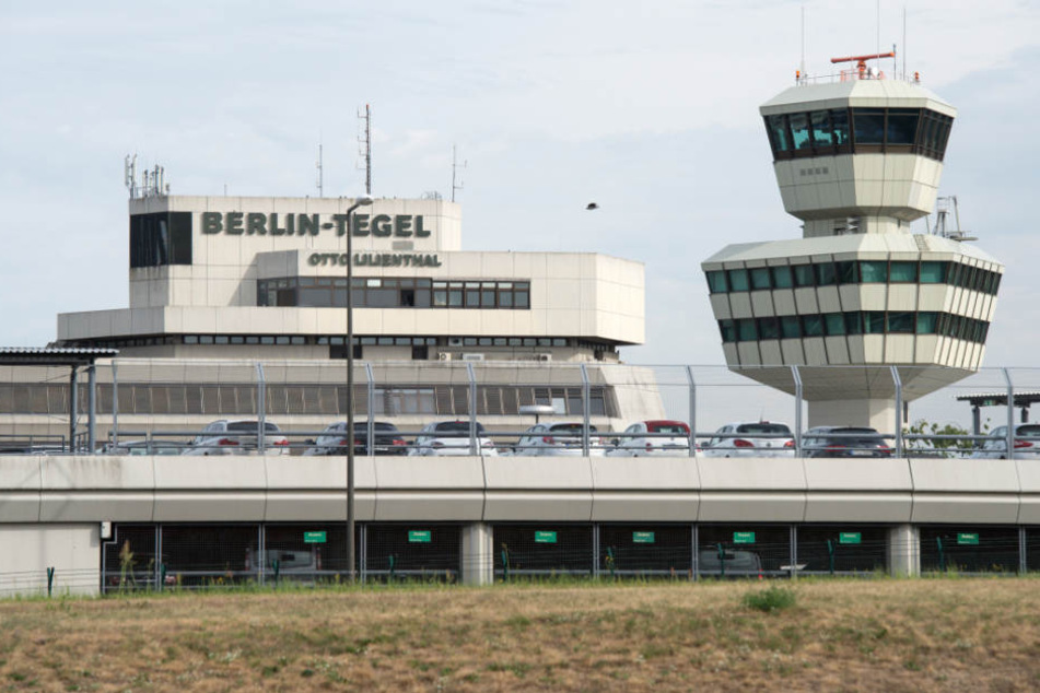 Blick auf den Tower und das Hauptgebäude des Flughafens Tegel.