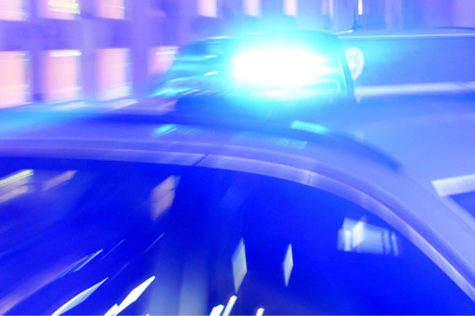 Die beiden Polizeibeamten wurden gezielt von dem Rollerfahrer angegriffen (Symbolbild).