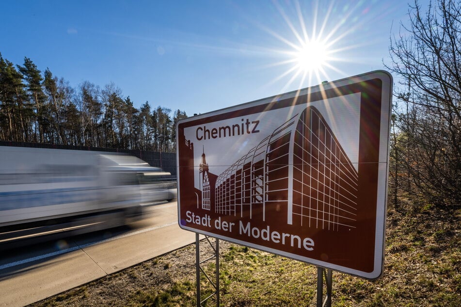 Die Stadt plant, ihre Autobahn-Schilder mit der Aufschrift "Stadt der Moderne" auszutauschen.