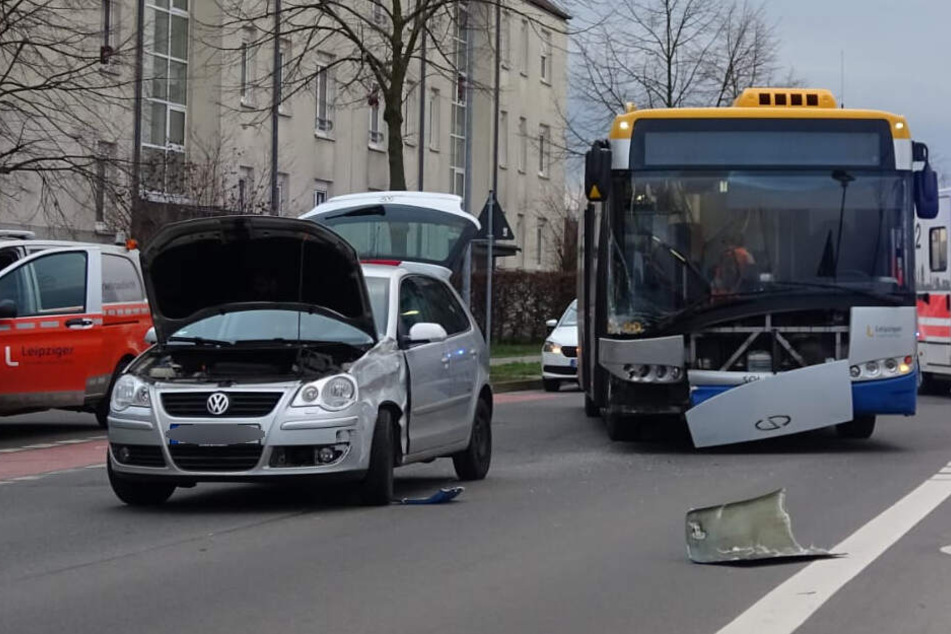 Ein Insasse des Unfallfahrzeugs wurde eingeklemmt.