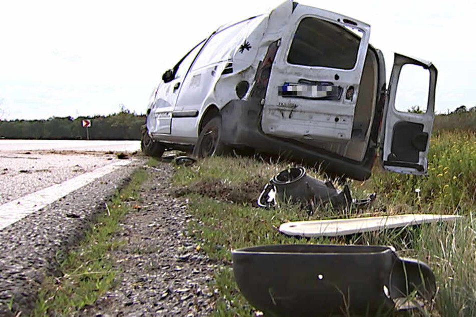 Der Renault Kangoo hatte sich auf der B87 bei Torgau überschlagen.