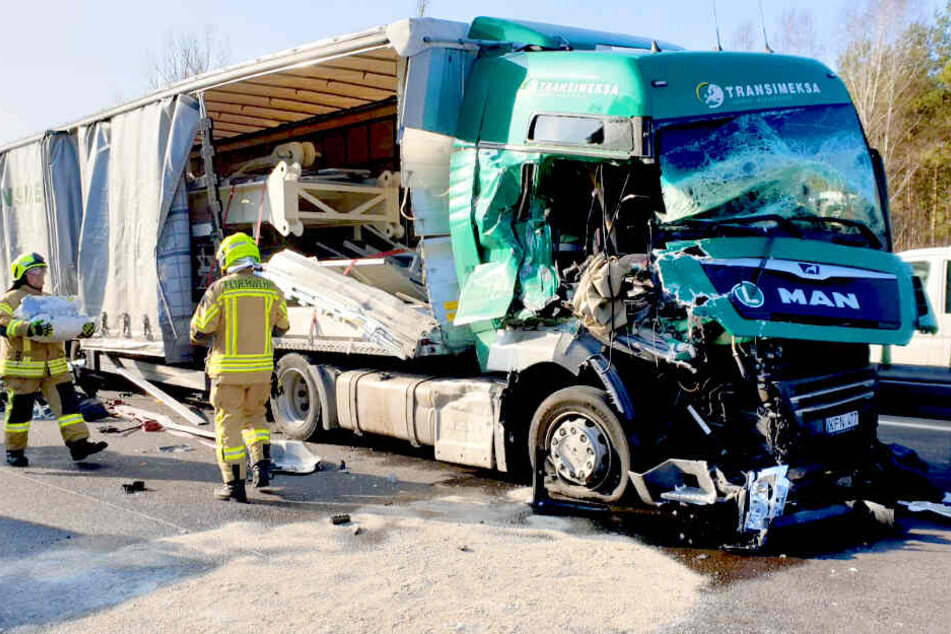 Lkw kracht in Schilderwagen: Schwerer Unfall auf der A10!