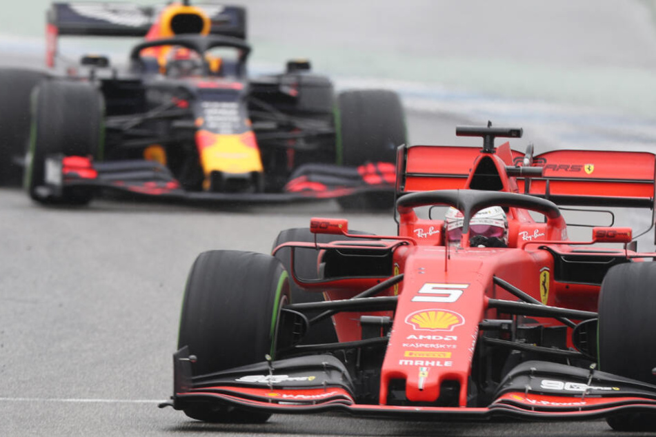 Sebastian Vettel aus Deutschland vom Team Scuderia Ferrari und Pierre Gasly aus Frankreich vom Team Aston Martin Red Bull Racing fahren über die Strecke