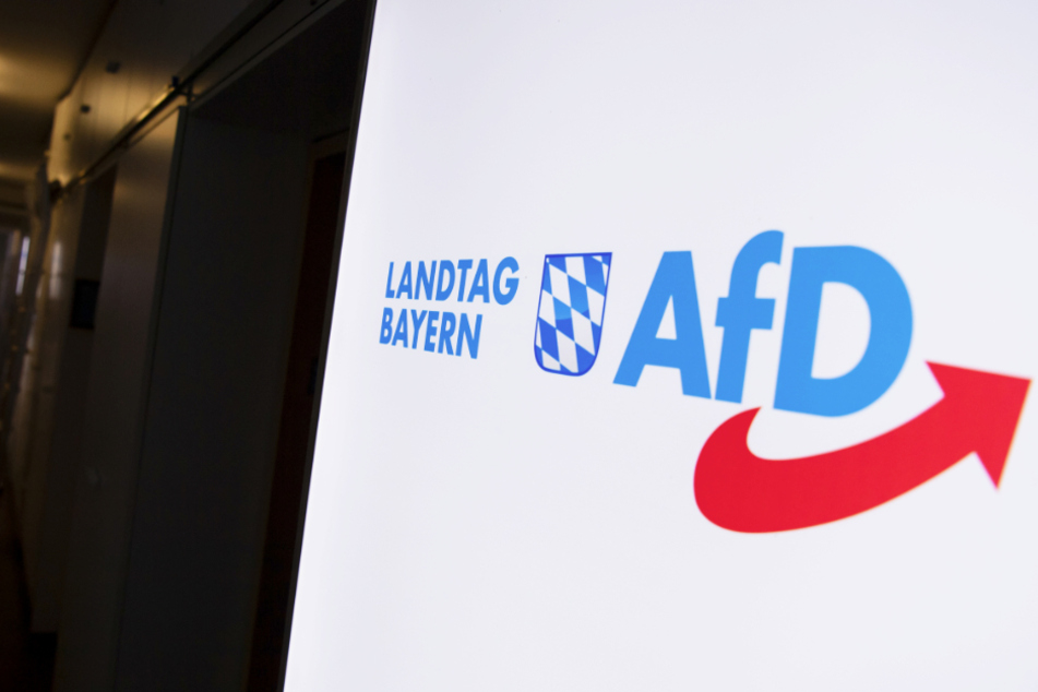 Das Logo der AfD hängt in einem Flur des bayerischen Landtags.