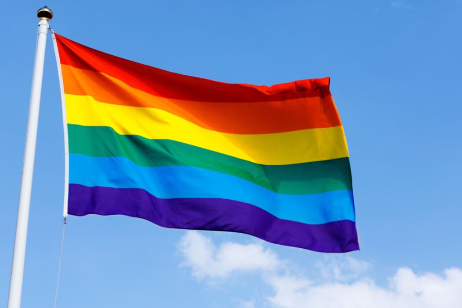 Ein Regenbogenfahne weht im Wind. (Symbolbild)