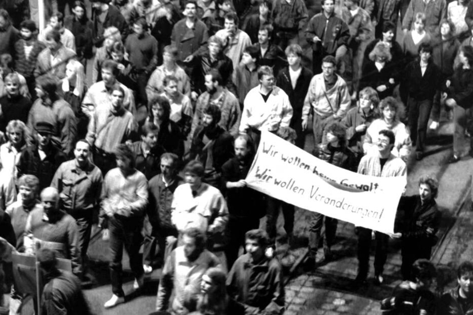 "Wir wollen keine Gewalt! Wir wollen Veränderungen!" steht auf dem Transparent, das diese Leipziger am 9. Oktober 1989 um den Ring trugen.
