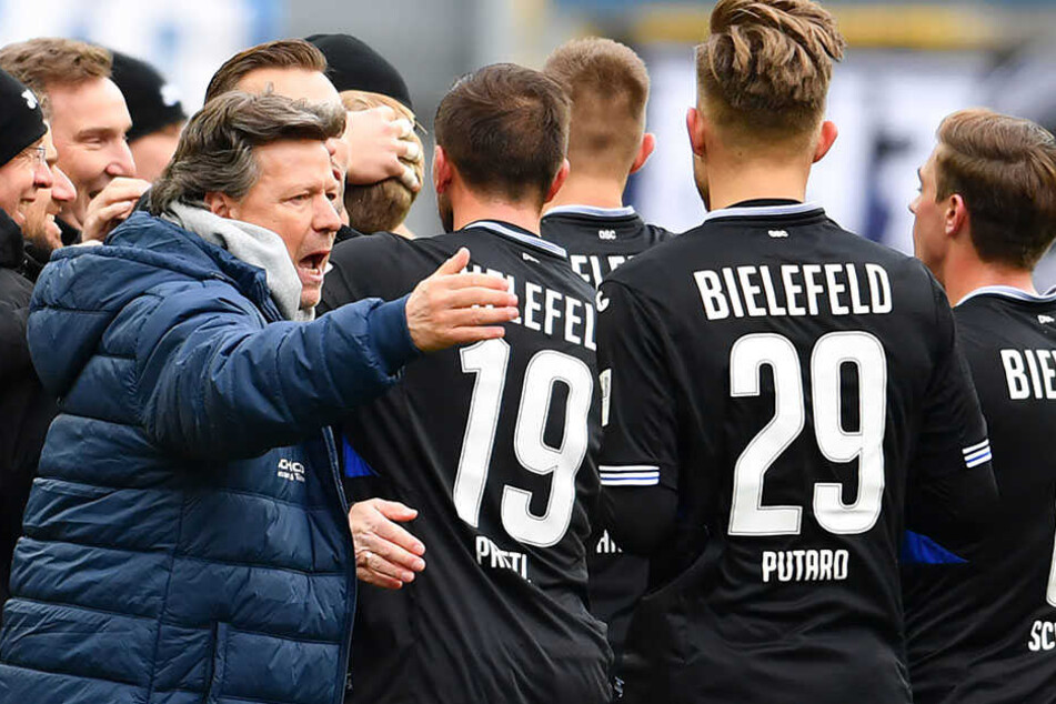 DSC-Trainer Jeff Saibene (49) jubelte mit seinem Team über den 2:0-Sieg.