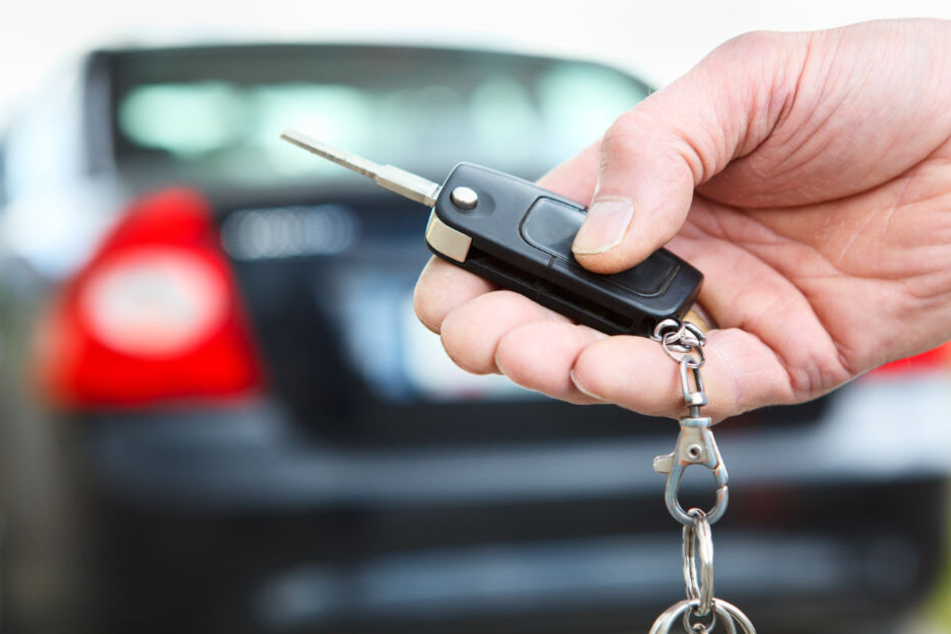 Mit dem Schlüssel in der Hand lässt sich das eigene Auto schneller finden. (Symbolbild)