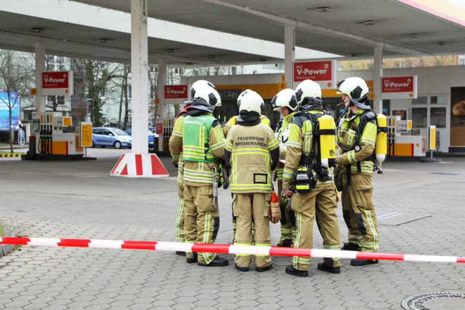 Die Feuerwehrleute werteten die Ergebnisse der Gas-Messung aus.
