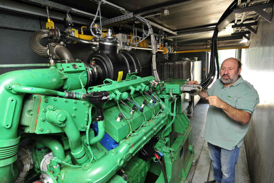 Leitstandsfahrer Dietmar Weise (59) an einem Deponie-Gasmotor.