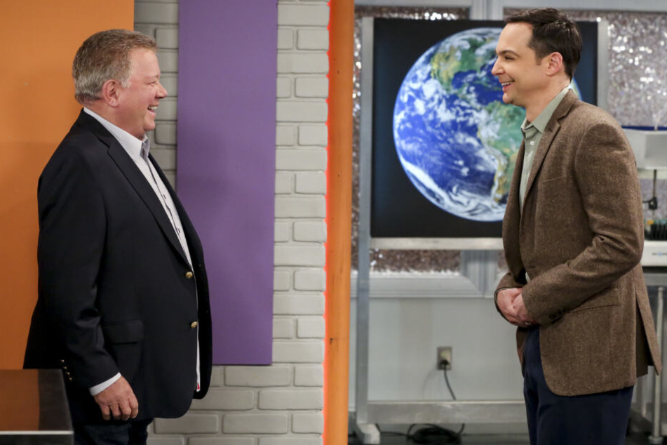 Treffen mit bitterem Beisgeschmack: Als Sheldon auf "Captain Kirk" William Shatner (l.) trifft, muss sich der Nerd vor laufender Kamera übergeben.