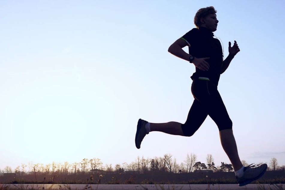 Völlig unerwartet wurde der Jogger von dem Angreifer attackiert. (Symbolbild)