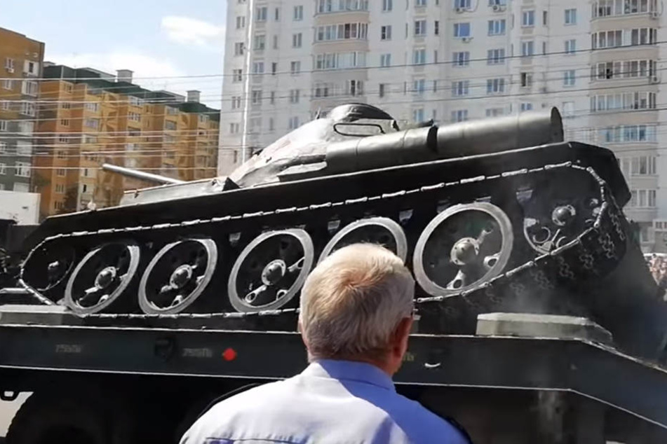 Beim Verladen rutschte der Panzer ab.