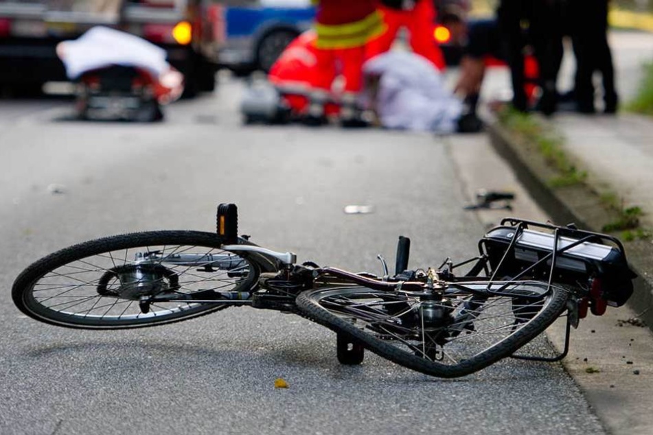 Der Junge wurde mit seinem Fahrrad von einem Bus angefahren.