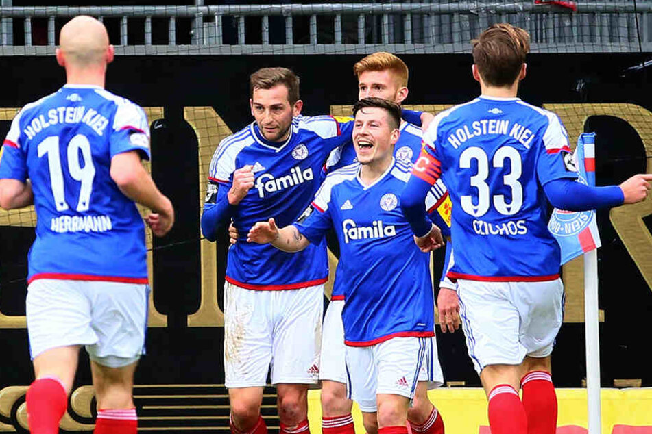 Auf ihn sollten die Chemnitzer heute besonders aufpassen: Steven Lewerenz
(M.) erzielte beim 5:2-Sieg der Kieler Ende Januar drei Tore.