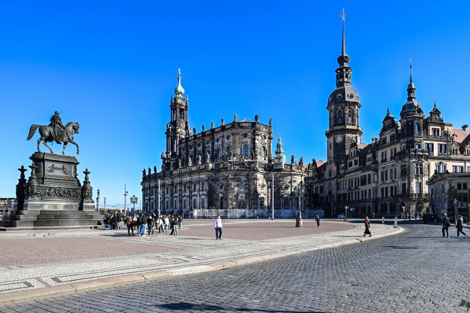 Insgesamt 78 Skulpturen zieren die Hofkirche. Sie stehen auf dem Vorschiff, dem Hochschiff, am Turm und in anderen Bereichen der Fassade.