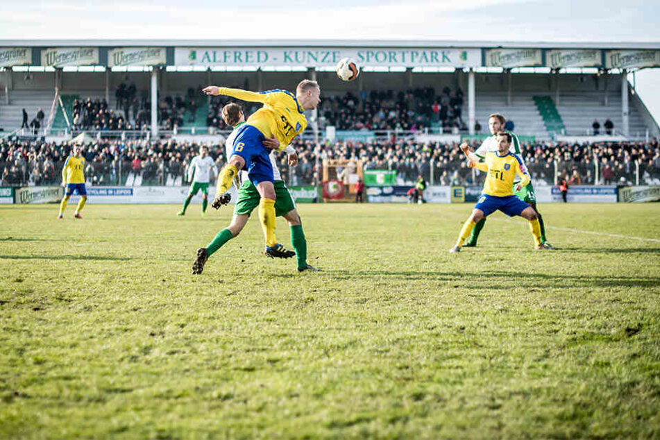 Der Vorstand des BSG Chemie Leipzig hofft, dass Fans die Spiele bald wieder auf der überdachten Tribüne verfolgen können, wie hier beim Spiel gegen Lok Leipzig im November 2016.