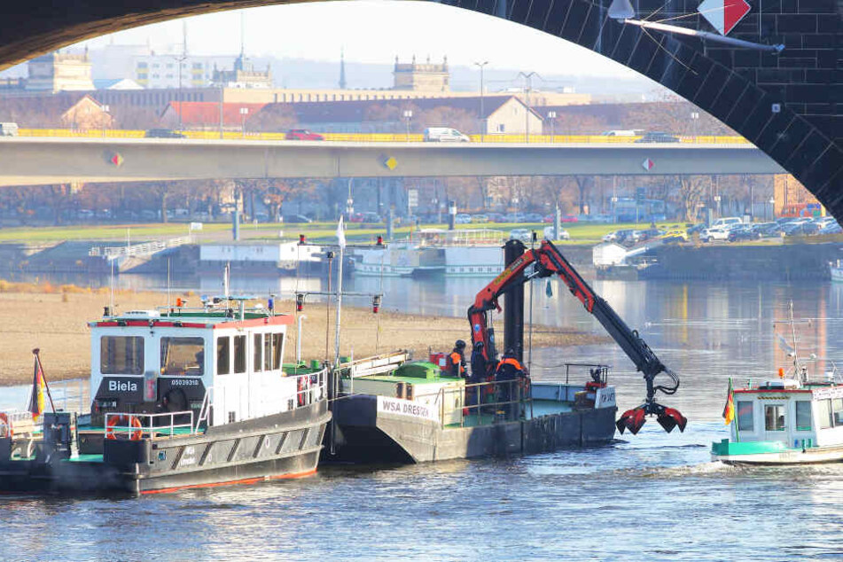 Peilschiff "Jana" (r.) suchte zuerst, bevor "Biela" mit dem Greifer zum Einsatz kam.