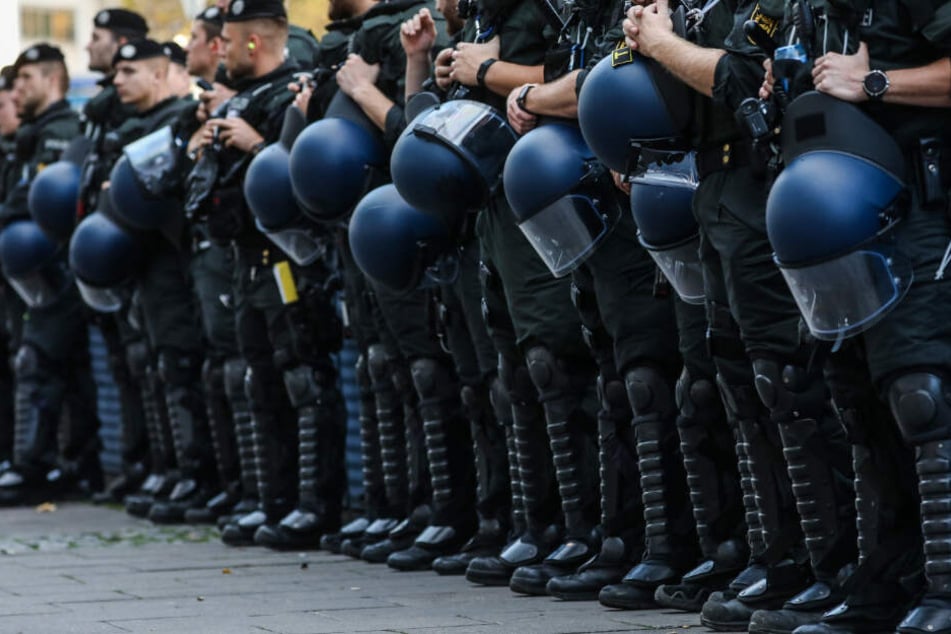 Die Polizisten setzten in Mannheim teilweise Schlagstöcke ein. (Symbolbild)