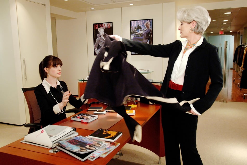 Miranda Priestly (Meryl Streep, 74, r.) behandelt ihre Assistentin Andy (Anne Hathaway, 41, l.) gern von oben herab.